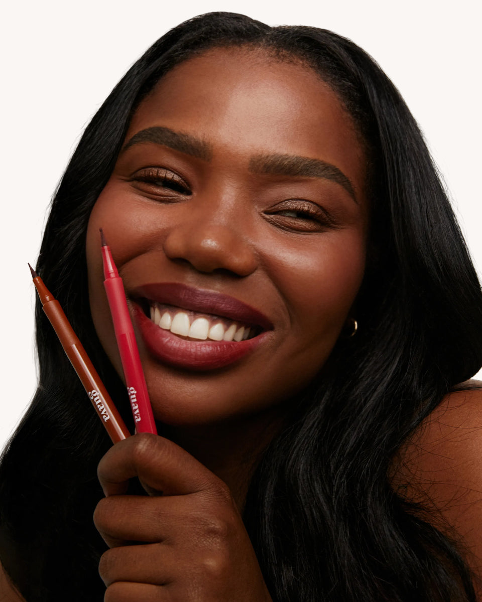 Uso da caneta para contorno labial natural, com longa fixação e duração de até 15h